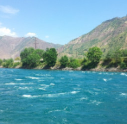 باشندگان دشت‌قلعۀ تخار:   دریای آمو هر سال زمین و خانه‌ها را تخریب می‌کند