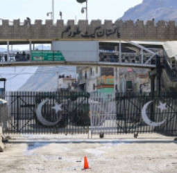 انسداد مرزهای افغانستان با پاکستان؛ ۱۱ هزار کانتینر تجاری متوقف مانده اند