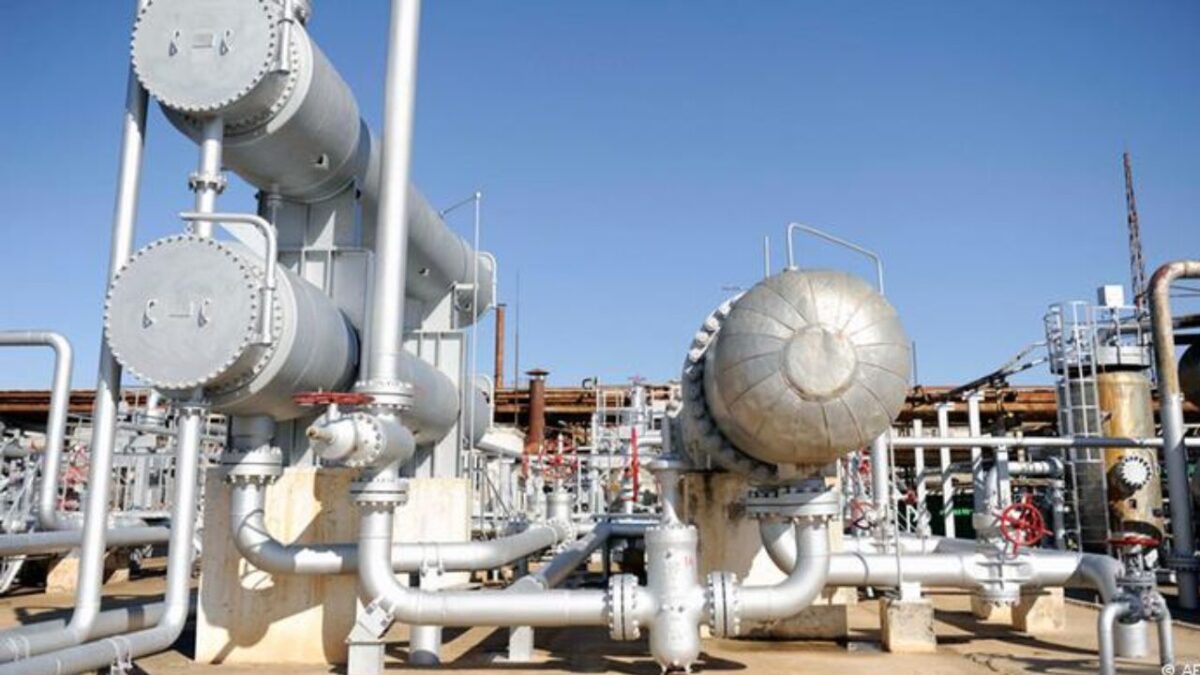 د آمو سیند له ساحې د ۱۰ زره ټنه خام تېلو پلور؛ ارزښت یې تر ۴.۵ میلیونه ډالرو رسېږي