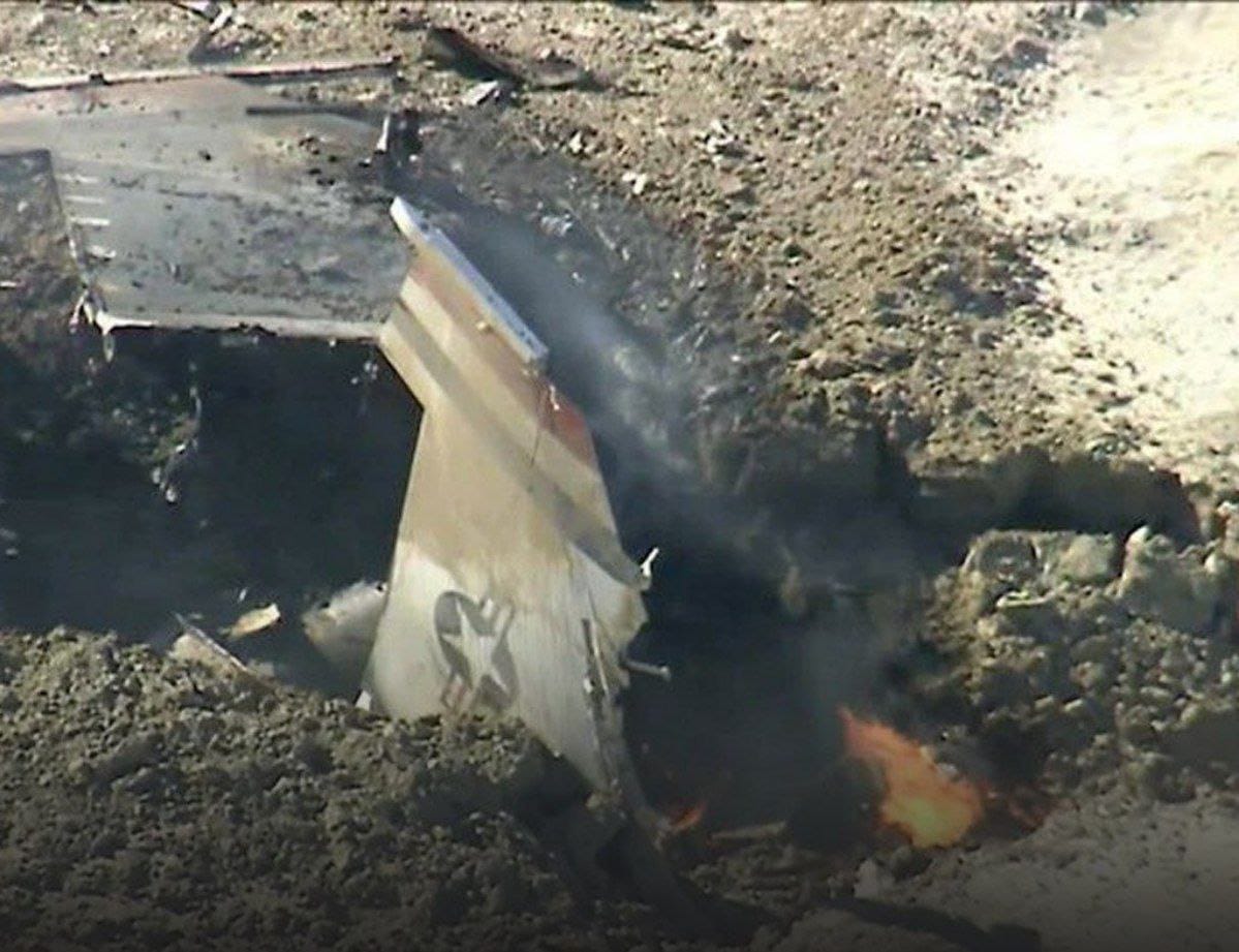 په کالیفورنیا کې د امریکا د اف–۱۶ جټ الوتکې سقوط؛ پیلوټ ژوندي ژغورل شوی