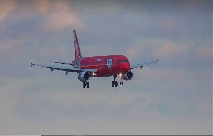 په مسکو کې د بوئینګ–۷۷۷ بیړنی کېناستل؛ د انجن اورلګېدنه او د ۴۲۵ مسافرو خوندي ژغورل