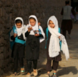 بریتانیا د ماشوم نړیوالې ورځې په مناسبت: افغان ماشومان د امن، زده‌کړو او روښانه راتلونکي مستحق دي