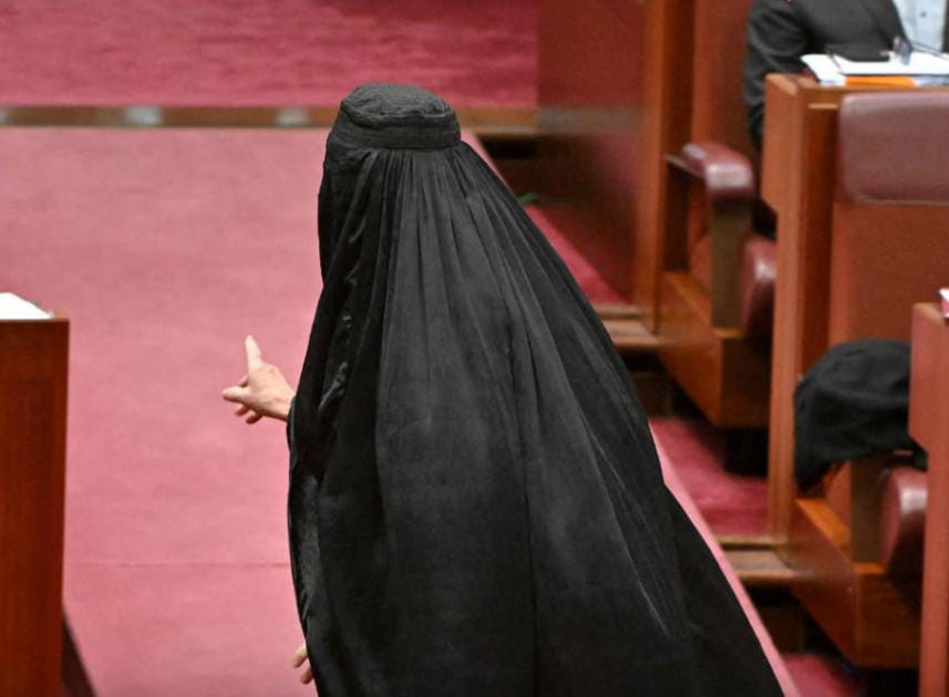 په استرالیا سنا کې د برقع د یوې راست‌افراطي سناتورې اقدام غبرګونونه پارولي