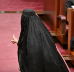 په استرالیا سنا کې د برقع د یوې راست‌افراطي سناتورې اقدام غبرګونونه پارولي