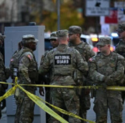 واشنګټن: د سپینې ماڼۍ څنګ کې د ډزې یو ټپي سرتېری مړ شو؛ د ټرمپ حکومت د ګرین‌کارټونو سختې بیاکتنې اعلان کړې