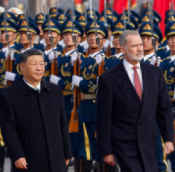 پېکن کې د شي جین‌پینګ له لوري د هسپانیا د پاچا رسمي استقبال؛ د ۹ مهمو هوکړه‌لیکونو لاسلیک