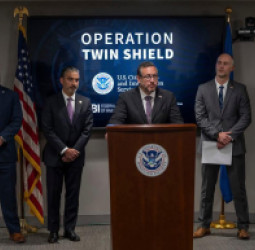 امریکا د اندېښنې وړ هېوادونو د وګړو د ګرین کارټونو سختې بیاکتنې پيل کړې؛ د افغانانو مهاجرتي دوسیې ځنډول شوې