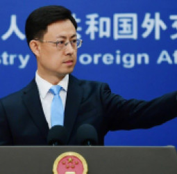 د چین د بهرنیو چارو وزارت ویاند، «ګوئو جیاکون»، ویلي چې بیجینګ د طالبانو او پاکستان ترمنځ د اړیکو د ښه‌والي او د سیمې د سولې او ثبات د ټینګښت ملاتړ کوي