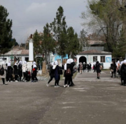 په هېواد کې د کلنۍ ازموینو پیل؛ خو د نجونو د راتلونکې په اړه ژور اندېښنې لا هم پر خپل ځای دي