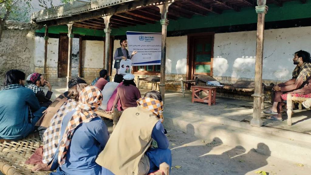 د روغتیا نړیوال سازمان له لوري د کنړ او ننګرهار زلزله‌ځپلو ته د حیاتي معلوماتو وړاندې کول