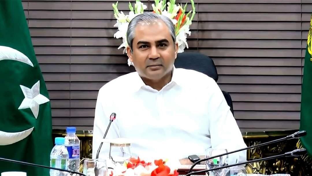 د پاکستان د کورنیو چارو وزیر د طالبانو له لوړپوړي امنیتي چارواکي سره په تهران کې ولیدل — د تاوتریخوالي پر ځای د خبرو او تفاهم پیغام