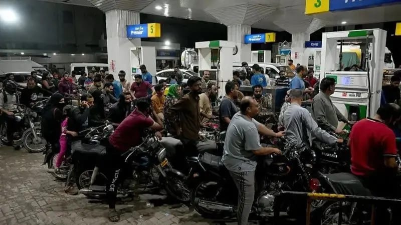 پاکستان حکومت د تېلو بیې لوړې کړې؛ د منځني ختیځ جګړه او نړیوال بازارونه د لامل په توګه یاد شوي