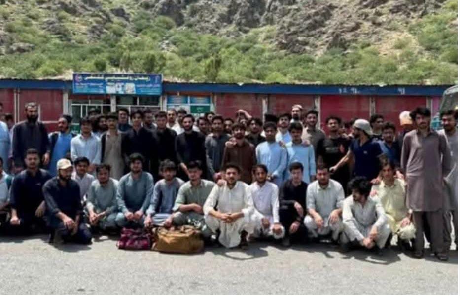 اسلام آباد: په افغانستان کې مېشت پاکستاني محصلین د تورخم له لارې د ستنېدو لپاره د اسانتیاوو غوښتنه کوي
