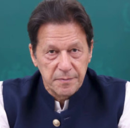 پاکستان حکومت د عمران خان روغتون ته د لېږدولو د پرېکړې بیاکتنه غواړي