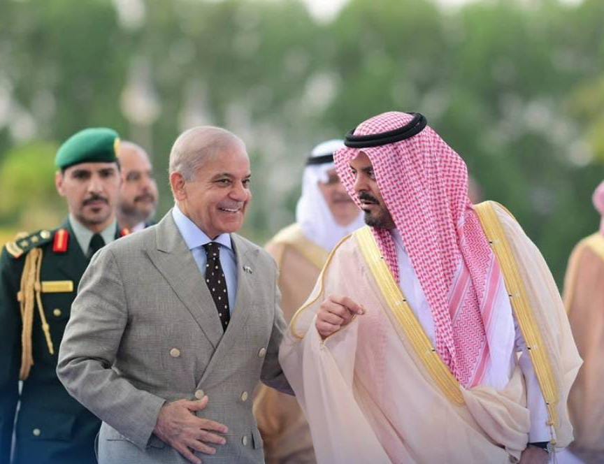 شهباز شریف سعودي عربستان ته رسېدلی؛ له محمد بن سلمان سره به پر دوه‌اړخیزو اړیکو او سیمه‌ ییزو مسایلو خبرې وکړي