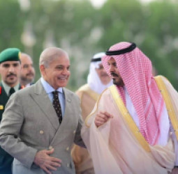 شهباز شریف سعودي عربستان ته رسېدلی؛ له محمد بن سلمان سره به پر دوه‌اړخیزو اړیکو او سیمه‌ ییزو مسایلو خبرې وکړي