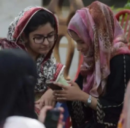 پېښور –  خیبر پښتونخوا: ولې د نجونو کالجونو په مراسمو کې پر نڅا، موسیقۍ او موبایل ټیلیفونونو بندیز لګول شوی؟