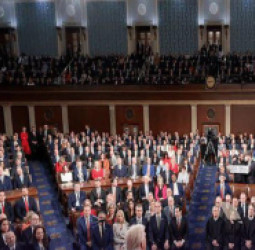 واشنګټن –  د امریکا کانګرس د ایران پر ضد د پوځي اقدام د مخنیوي طرحه رایو ته وړاندې کوي