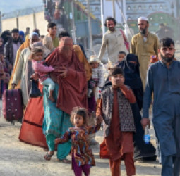 پاکستان له ۱۲۰۰ زیات افغان کډوال په یوه ورځ کې په زوره ایستلي دي