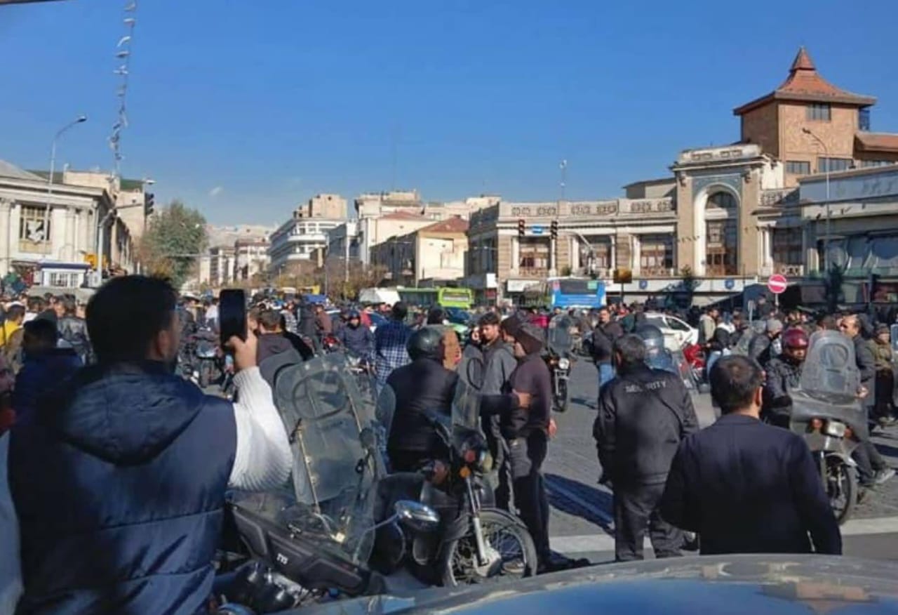 د تهران په لوی بازار کې د لاریونونو ځپنه؛ امنیتي ځواکونو اوښکې بهونکی ګاز کارولی، لږ تر لږه ۲۷ تنه وژل شوي