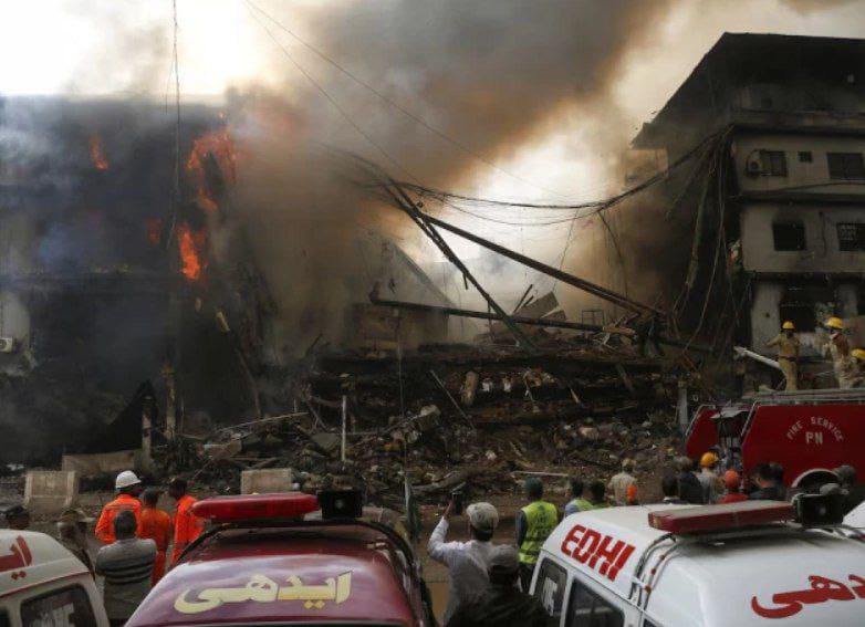 د کراچۍ په یوه سوداګریز مرکز کې د مرګوني اورلګېدنې تلفات لوړېږي؛ ۲۶ کسان مړه، ۸۳ نور لا هم نادرکه دي