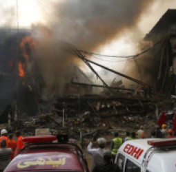 د کراچۍ په یوه سوداګریز مرکز کې د مرګوني اورلګېدنې تلفات لوړېږي؛ ۲۶ کسان مړه، ۸۳ نور لا هم نادرکه دي