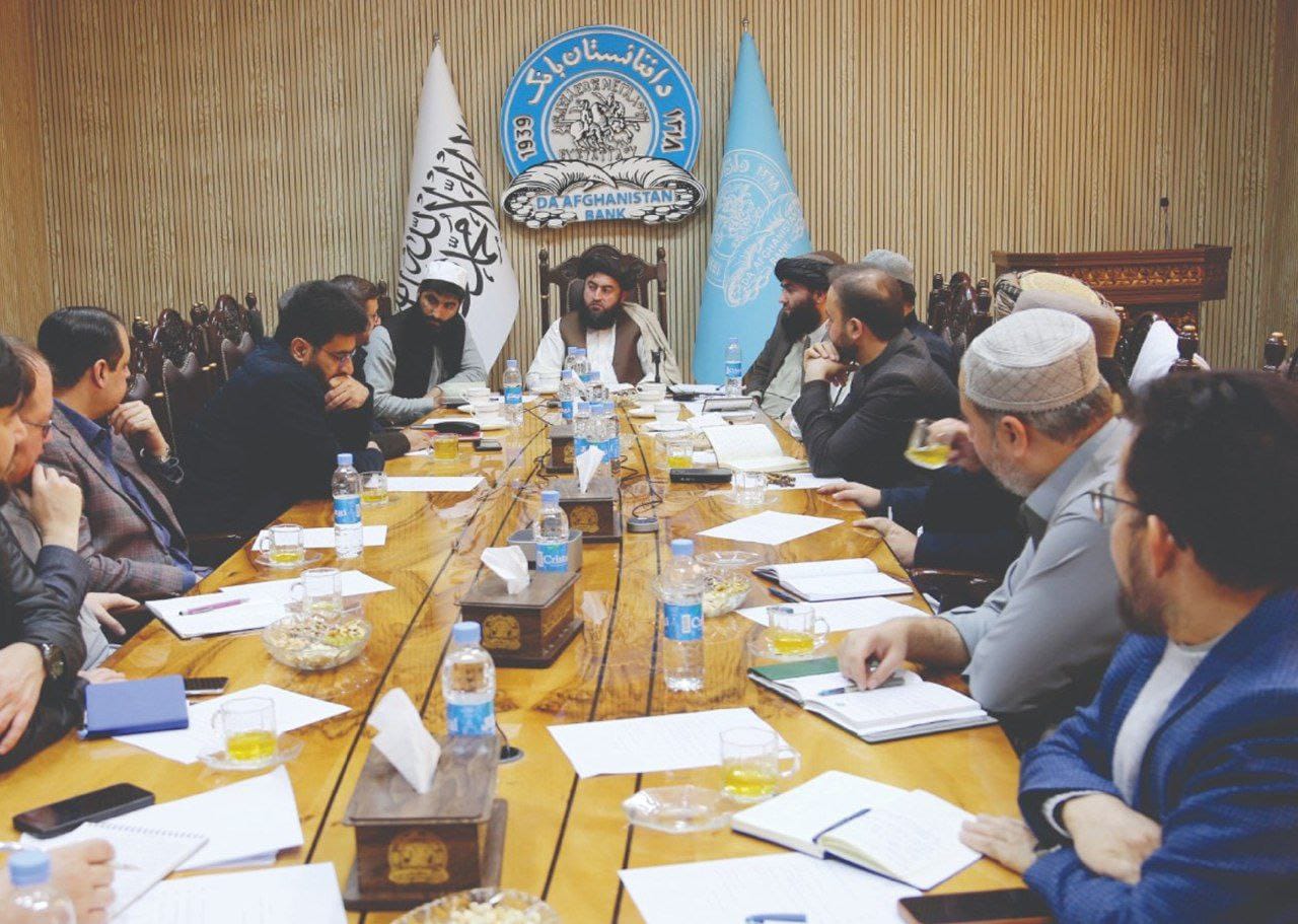 کابل – افغانستان بانک: د ډیجیټلي تادیاتو پراختیا او کورنیو پروژو کې د بانکونو پانګونه د اقتصادي ثبات لپاره حیاتي ده