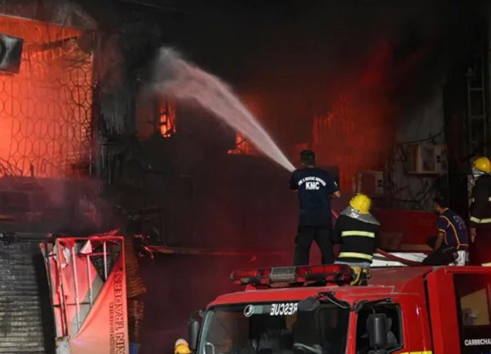 د پاکستان : د کراچۍ په «ګل پلازا مارکېټ» کې خونړۍ اورلګېدنه؛ ۱۵ تنه مړه، له ۶۰ ډېر نادرکه