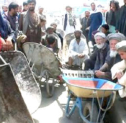 د اقتصادي کړکېچ تر سیوري لاندې ژوند؛ افغانان له نړیوالې ټولنې د نه هېرېدو غوښتنه کوي