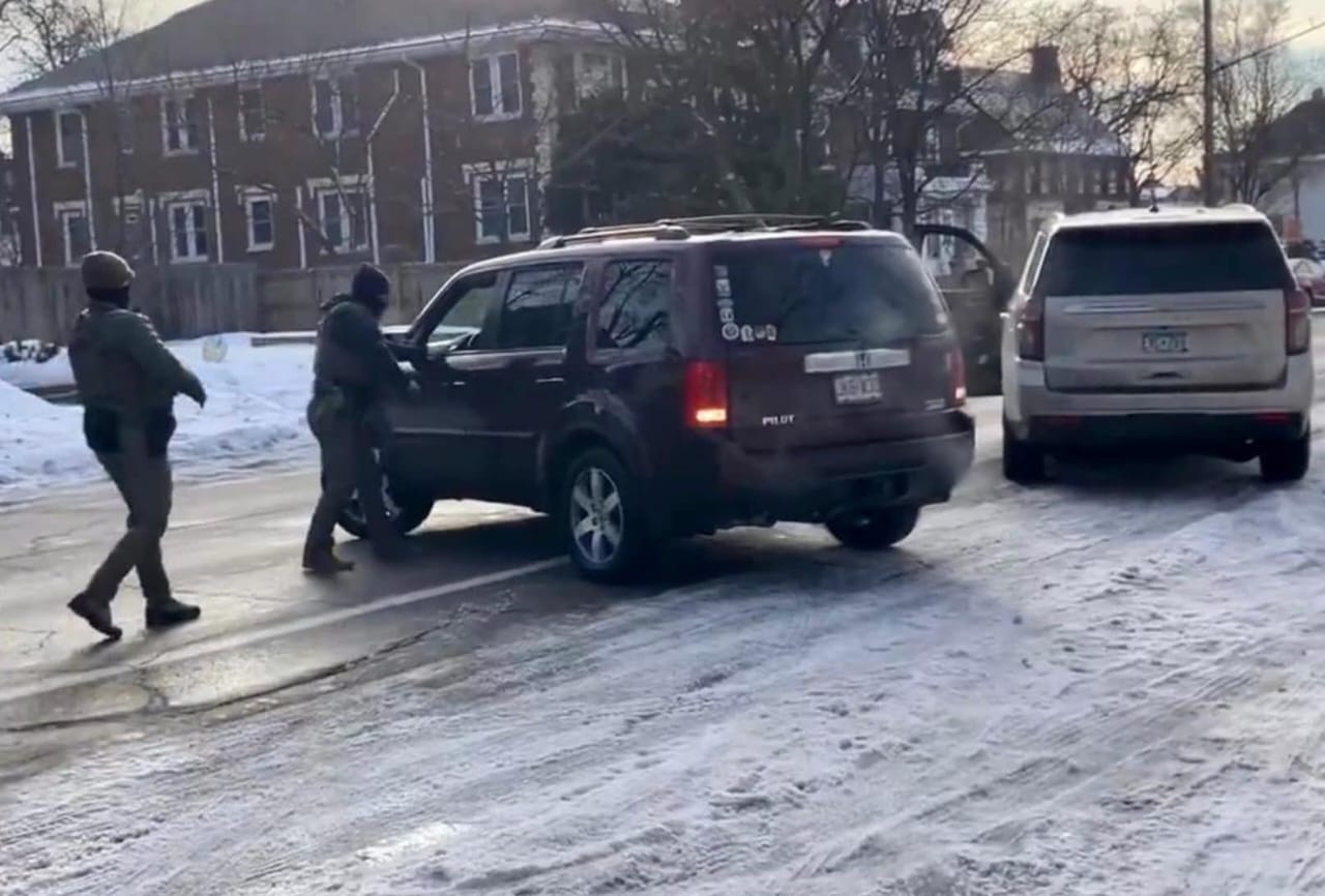 د کډوالۍ مامورینو په ډزو د یوې ښځې وژل کېدل