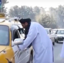 په هرات کې پر ښځو سخت چلند؛ د حجاب په پلمه له ټکسیو اجباري ښکته کول او د طالبانو د محتسبانو د وسلو ګواښونه