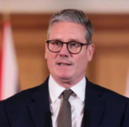 لندن : ریتانیا صدراعظم: له امریکا سره اړیکې حیاتي دي، خو پر متحدانو تعرفې «سترې تېروتنې» دي