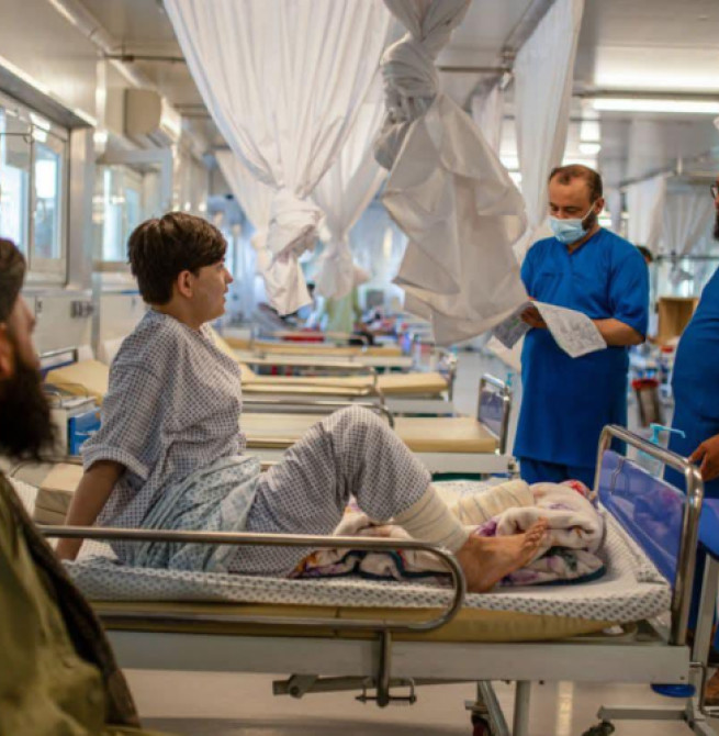 کابل – بې‌پولې ډاکتران: د بېړنۍ او تخصصي درملنې نشتون د افغانستان د ټپيانو ژوند ګواښي