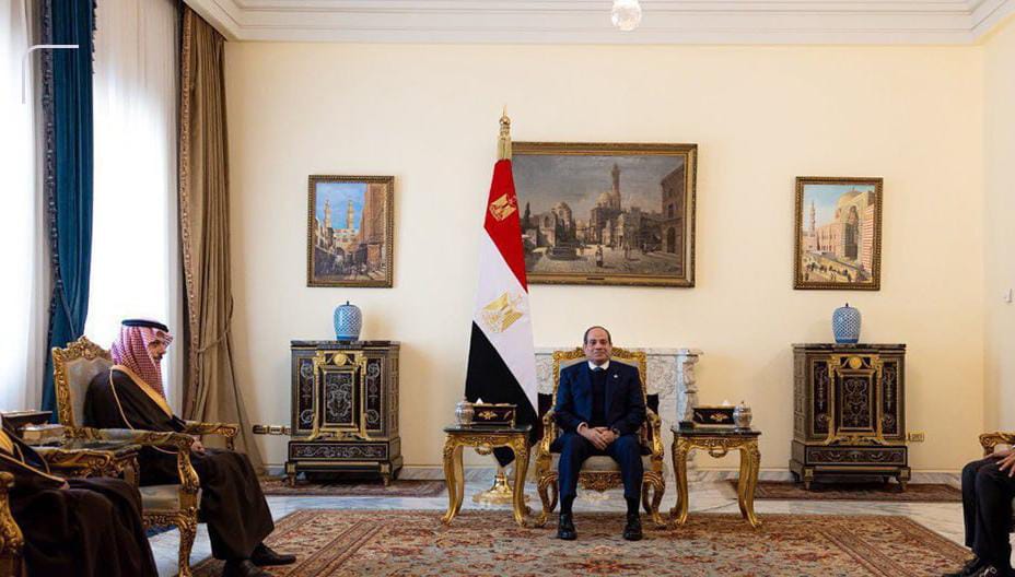 د سعودي د بهرنیو چارو وزیر قاهرې ته سفر وکړ؛ د سیمې پر مهمو کړکېچونو خبرې وشوې