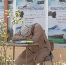 په افغانستان کې بېوزلي؛ وچه ډوډۍ او د لسو ماشومانو د یوه پلار د ژوند سخته مبارزه