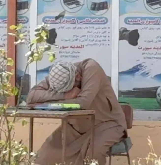 په افغانستان کې بېوزلي؛ وچه ډوډۍ او د لسو ماشومانو د یوه پلار د ژوند سخته مبارزه