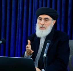 ښاغلی حکمتیار د شاپور ځدراڼ د مړینې په مناسبت د تسلیت ترڅنګ د روغتیايي وضعیت او د حکومت پر کړنو انتقاد وکړ