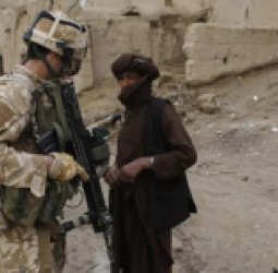 افشاګري: برېتانوي ځانګړو ځواکونو افغان بندیان د «تفریح» لپاره له لیفټراک څخه غورځول