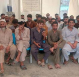 افغان کډوالو : له پاکستانه ۸۸۰ افغان بندیان خوشې او هېواد ته راستانه شول؛ په ترکیه کې ۳۲ افغانان نیول شوي