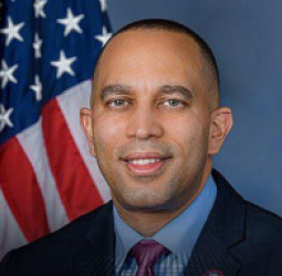 واشنګټن — د امريکا د استازو جرګې د ديموکراتانو مشر د ايران پر وړاندې د جګړې مخالفت څرګند کړ