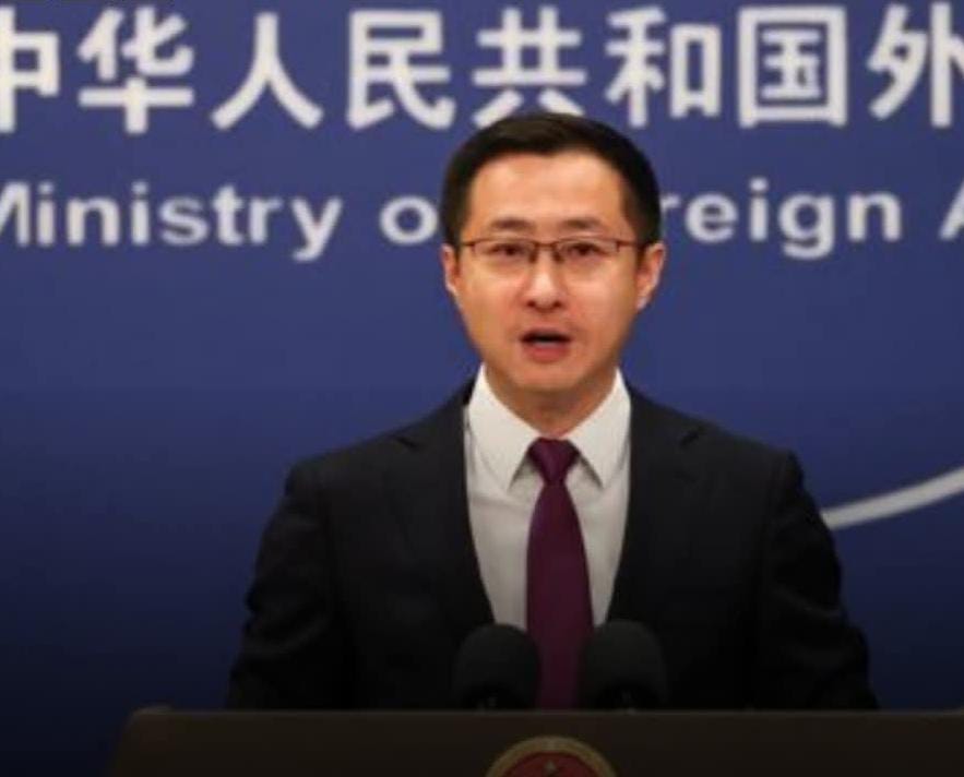 چین په تندو ټکو د لاریجاني وژل کېدل وغندل؛ «د زور سیاست د منلو نه دی