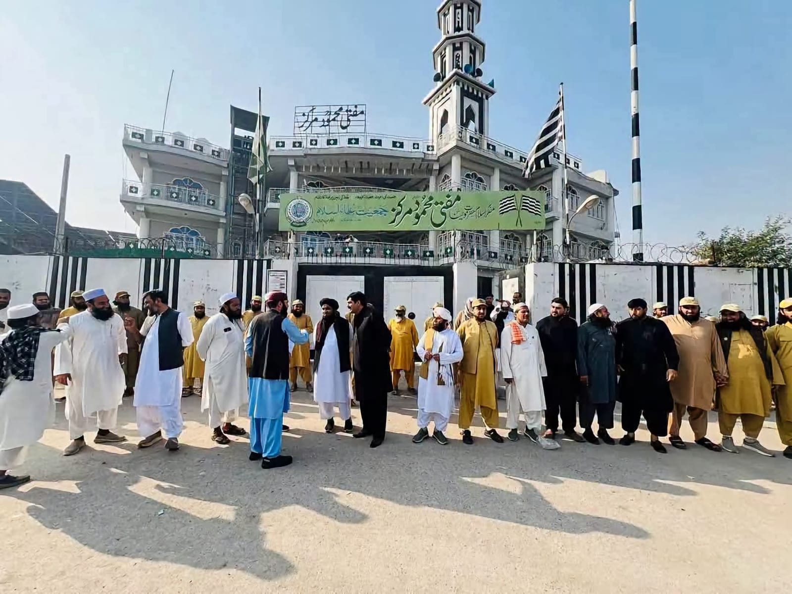 پېښور او اسلام‌اباد : د مولانا فضل‌الرحمان اړوندو ودانیو ته د نړولو خبرداری ورکړل شوی